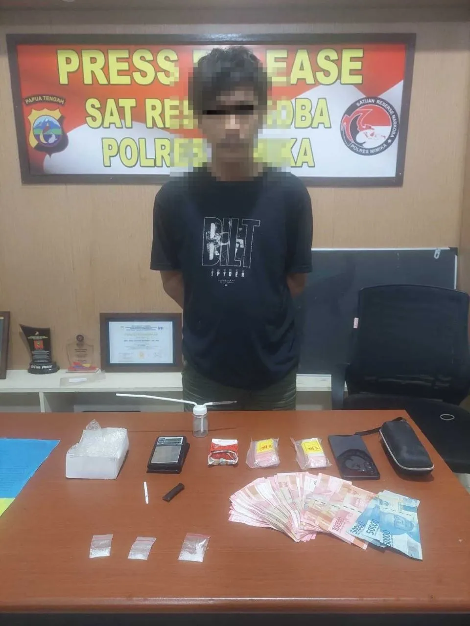 Polisi Gerebek “Rumah Nyabu” di Jalan Yos Sudarso Timika, Pengedar dan Dua Pengguna Diamankan